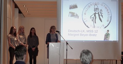 Kira Igelmund, Victoria Weyands und Laura Schütz (MSS 12) tragen ihre Texte vor.